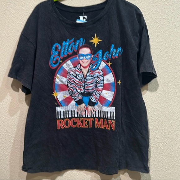Nwt Elton John very softy graphic tee. Size medium. 100 cotton. Pit 21”. - Picture 1 of 4